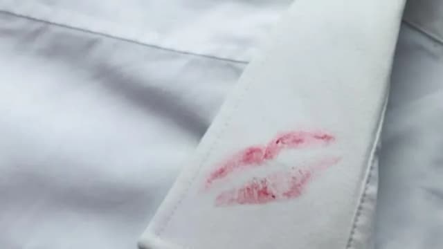 Skuteczne sposoby na usunięcie szminki z ubrania bez zniszczeń Skuteczne sposoby na usunięcie szminki z ubrania bez zniszczeń